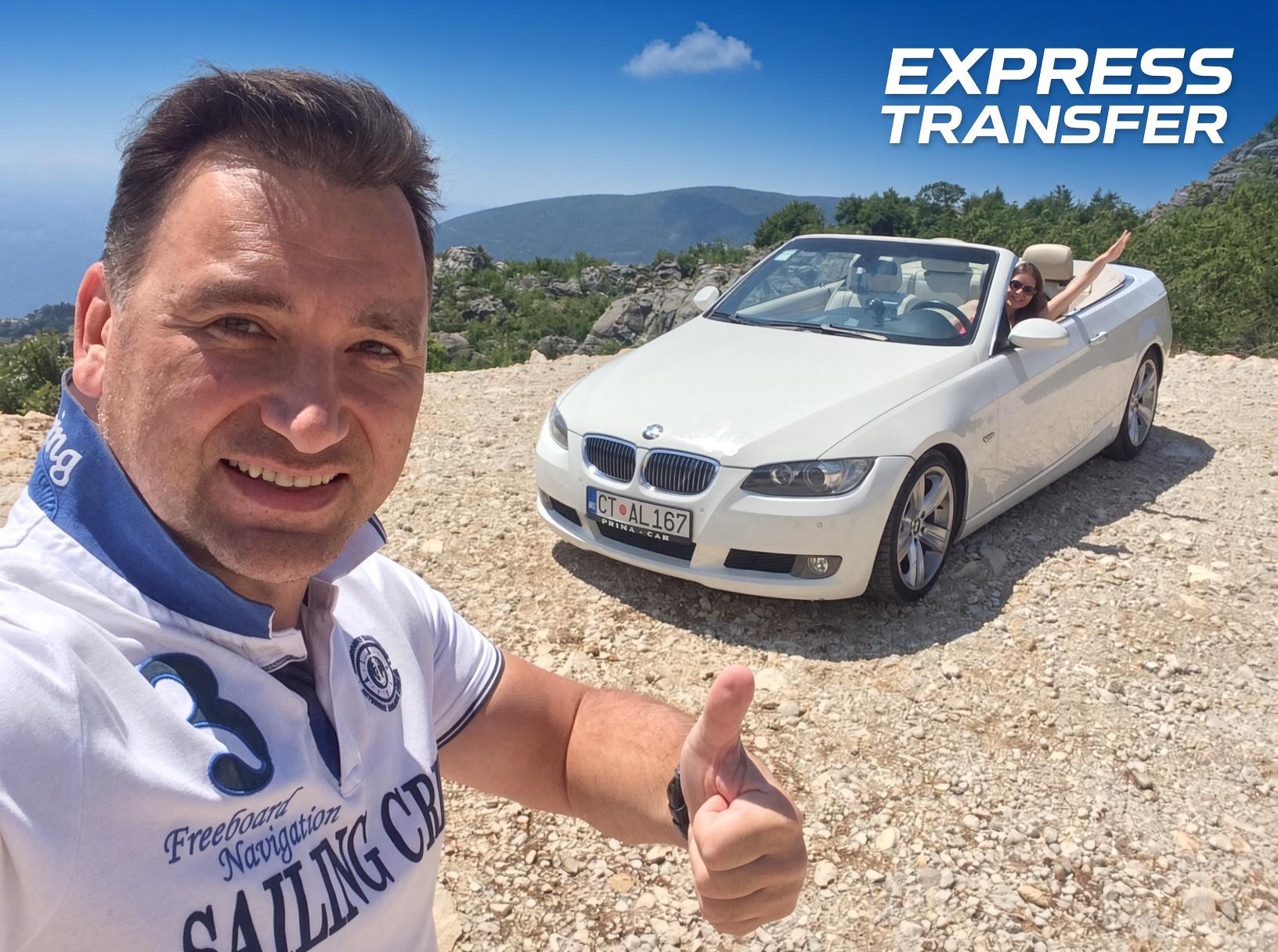 Доволен клиент на Express Transfer с вдигнат палец до бял кабриолет
